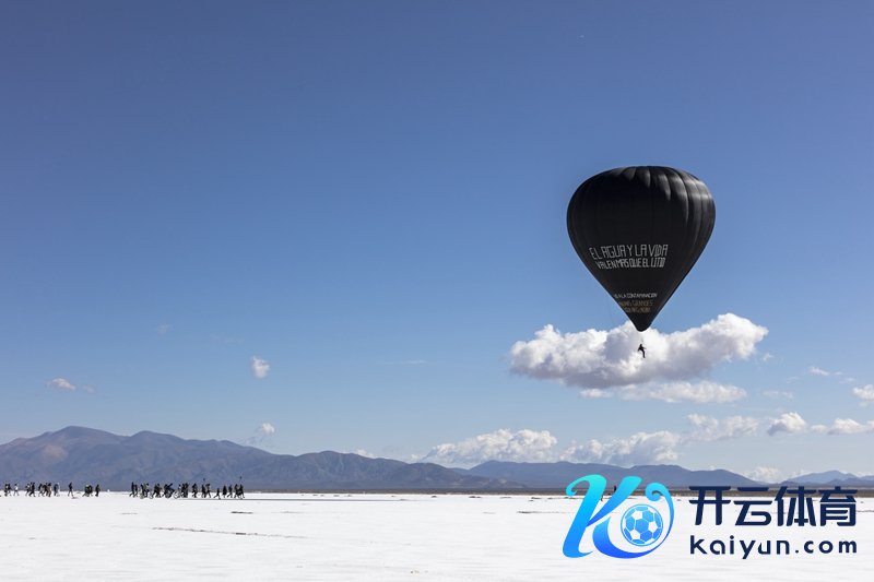 《与Pacha沿途，飞入Aerocene》（静帧），2017~2023 数字影片，76’ 25’’ 马克西米利亚诺·莱纳和托马斯·萨拉切诺执导 编剧：克劳迪娅·阿博夫、托马斯·萨拉切诺、约西·哈维里奥 © Aerocene基金会